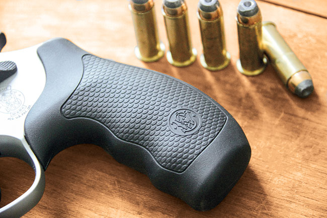 Review-S&W-Model-69-Combat-Mag-grip